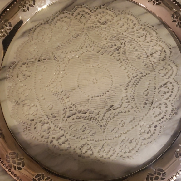 Vintage serving tray with doily - Picture 2 of 8